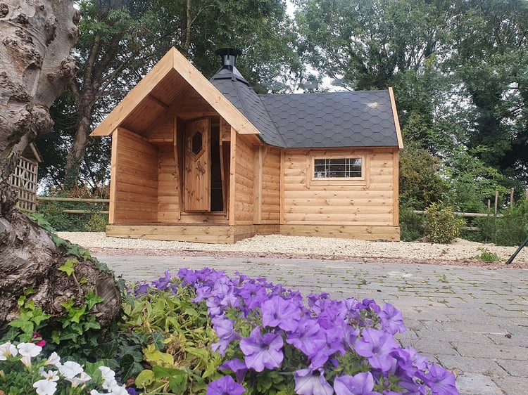 Arctic Cabins Arctic Bar with porch in garden