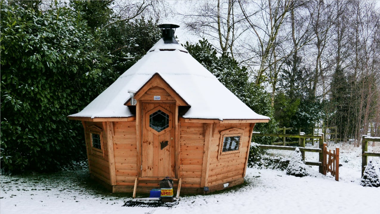 Snow-covered BBQ cabin Garden Bar